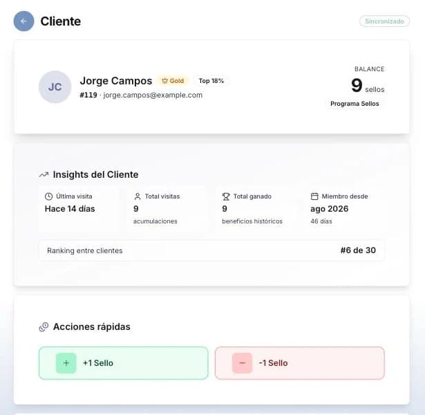 Pantalla de caja de Fideliup con la ficha de un cliente: sellos acumulados, visitas y botón para sumar un sello