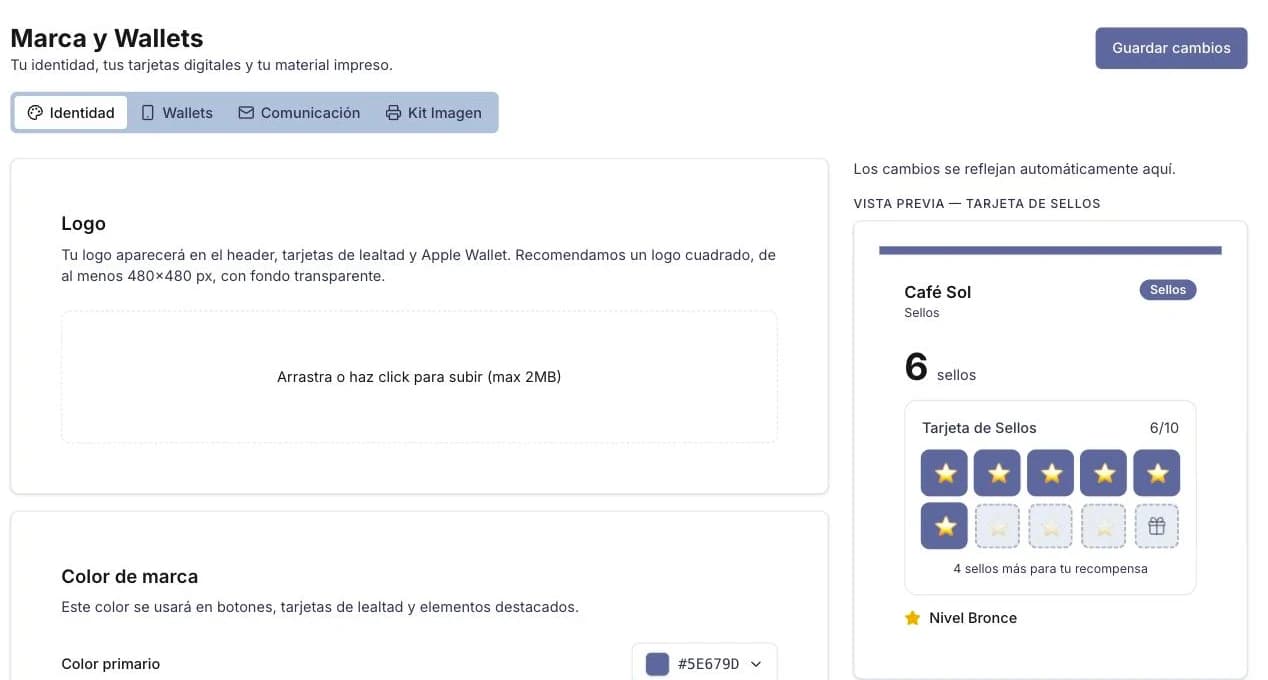 Pantalla de Fideliup para diseñar la tarjeta de sellos, con la vista previa de la tarjeta a la derecha